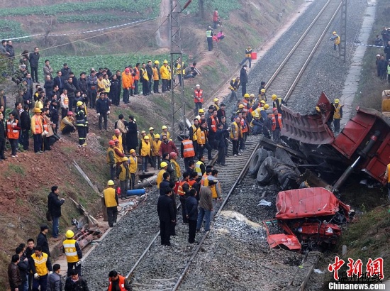 四川货车冲出路面与火车相撞