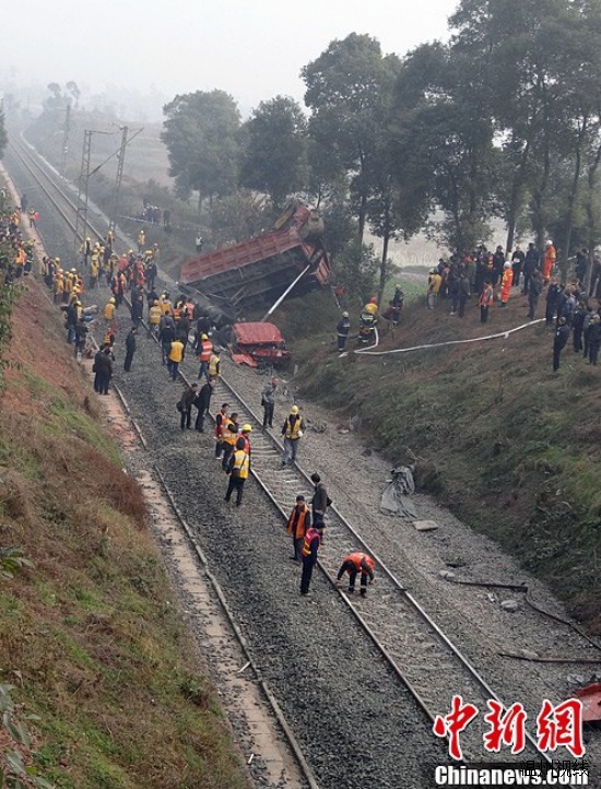 四川货车冲出路面与火车相撞