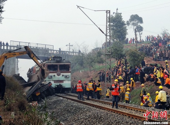 四川货车冲出路面与火车相撞