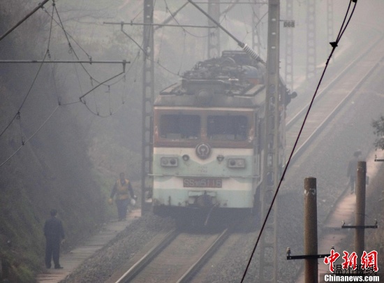 四川货车冲出路面与火车相撞