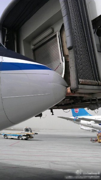 天津大风吹动飞机