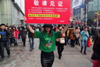 张小雨投身公益活动 2013年2月3日张小雨在南京新街口