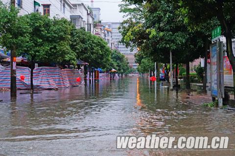 广西钦州28迎来暴雨 道路积水30多厘米影响出行