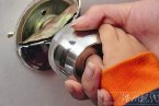 温州鹿城区实艺幼儿园两岁男童大拇指被球形锁锁眼
