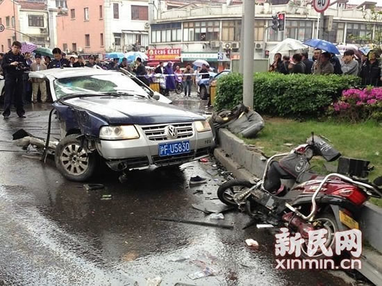 宝山路惨烈车祸现场图片