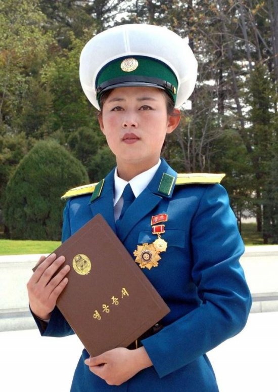 朝鲜女交警获奖嚎啕大哭
