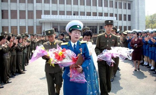 朝鲜女交警获奖嚎啕大哭