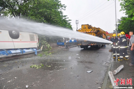 为防止车体发生爆炸 消防队员进行喷水