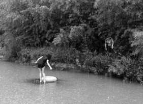 永嘉暴雨小车冲进河流,女孩蹲车顶求救