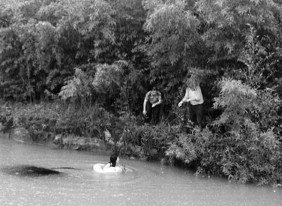 永嘉暴雨小车冲进河流,女孩蹲车顶求救
