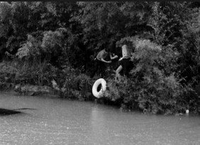 永嘉暴雨小车冲进河流,女孩蹲车顶求救