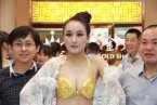金店开业邀模特展示黄金内衣 模特身材很糟糕只有这