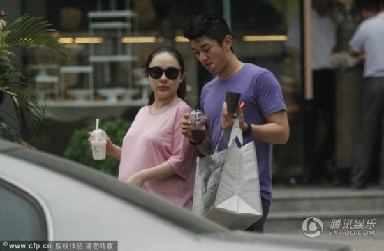 霍思燕挺大肚逛街,霍思燕男友杜江跟随保护。