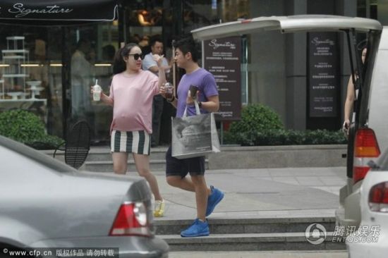 霍思燕挺大肚逛街,霍思燕男友杜江跟随保护。