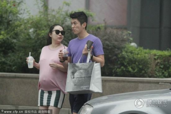 霍思燕挺大肚逛街,霍思燕男友杜江跟随保护。