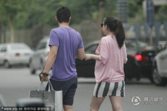 霍思燕挺大肚逛街,霍思燕男友杜江跟随保护。