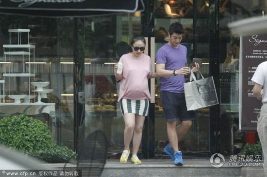 霍思燕挺大肚逛街,霍思燕男友杜江跟随保护。