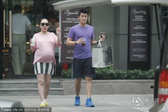 霍思燕挺大肚逛街,霍思燕男友杜江跟随保护。
