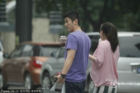 霍思燕挺大肚逛街,霍思燕男友杜江跟随保护。