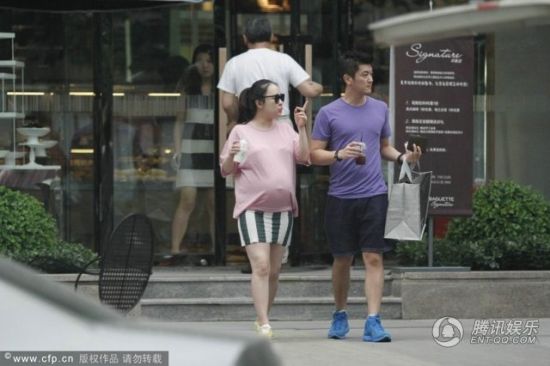 霍思燕挺大肚逛街,霍思燕男友杜江跟随保护。