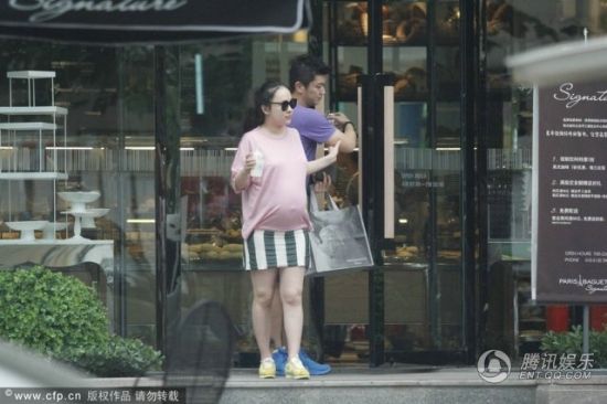 霍思燕挺大肚逛街,霍思燕男友杜江跟随保护。