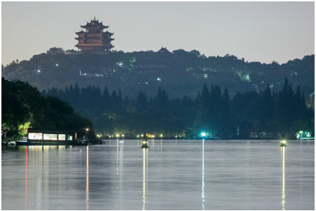 杭州西湖三潭印月被撞掉一潭