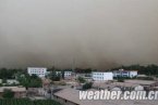 甘肃张掖31日出现沙尘暴天气 烟囱被风刮倒砸到两人