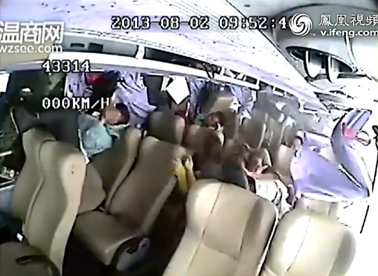 大客车侧翻,乘客受伤