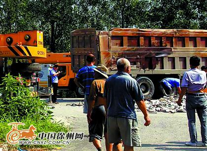 工程车一侧血迹斑斑