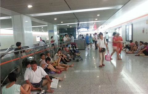 上海8日最高气温仍有40℃ 纳凉族来地铁蹭凉