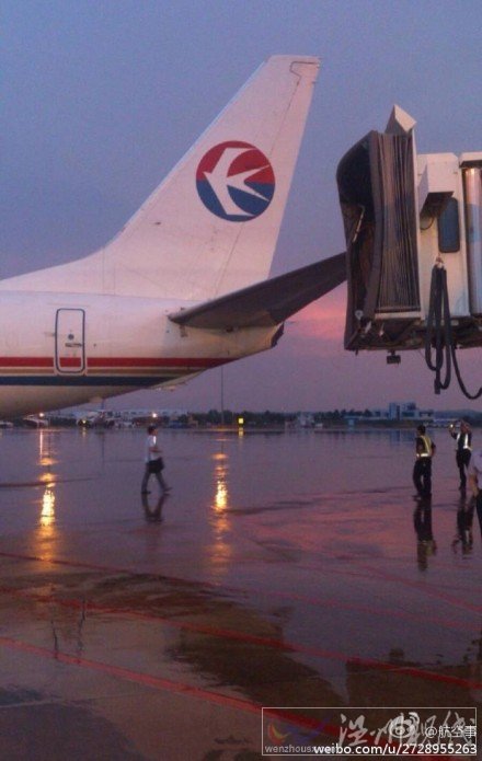 飞机被大风吹动撞上廊桥