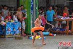 广西北海强降雨来袭 银滩景区游客被雨淋得措手不及