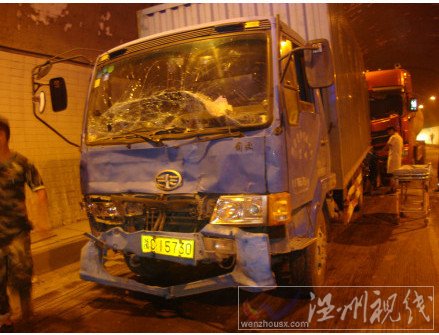 货车头部因追尾撞击变形