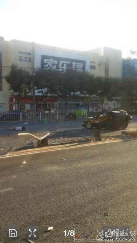 道路中央防护栏被撞坏