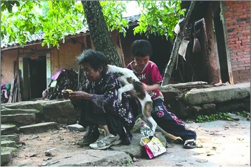 祖孙独居山林七年一天只吃一顿饭 男孩不会说话害怕陌生人