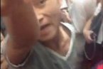 上海地铁不文明行为 男子地铁抱孩子小便谩骂乘客