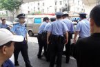 上海男子持刀欲拦截行人 民警开枪击中其腿部将其制