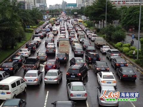 海南中秋节遇暴雨 道路拥堵菜价上涨
