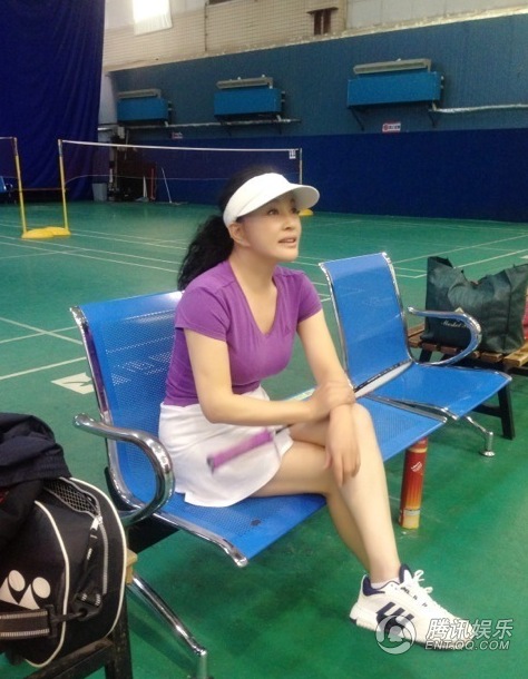 刘晓庆素颜打羽毛球
