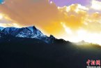 甘肃甘南迭部县虎头山风景 初冬时节虎头山已经白雪