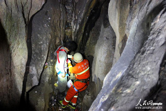 男子坠洞吃垃圾