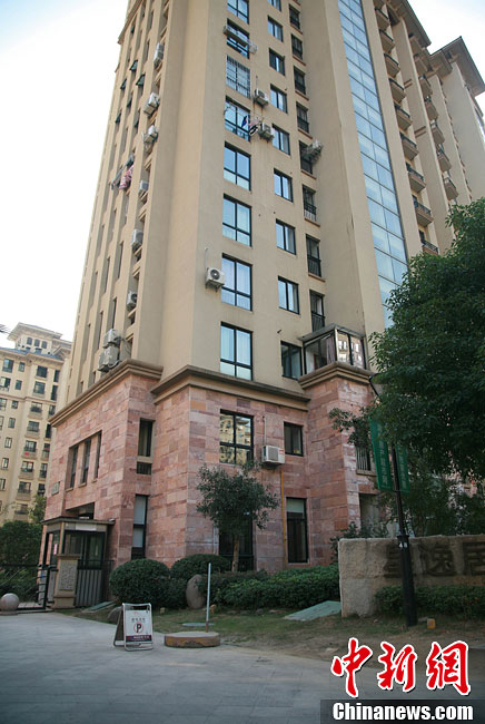 湖州星汇半岛跳楼女获救，湖州保安李迎福徒手接人受伤致高位截瘫。