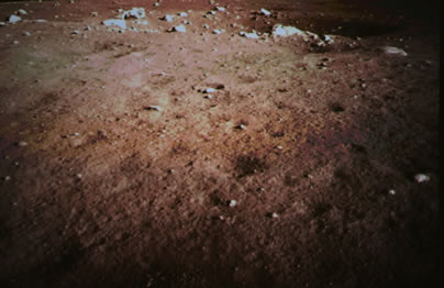 嫦娥三号月球探测器和月兔探测器发回的月球表面照