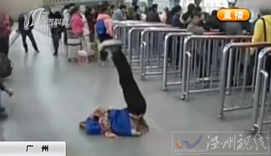 女子买到票后癫狂