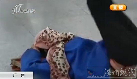 女子买到票后癫狂