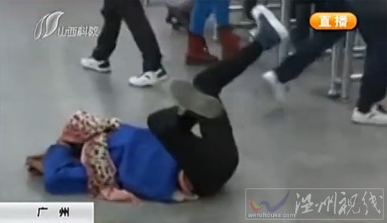 女子买到票后癫狂