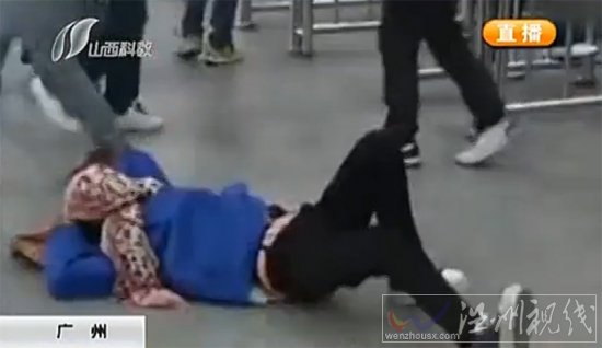 女子买到票后癫狂