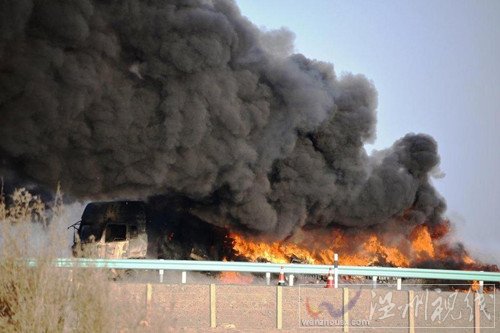 新疆鄯善县货车高速上自燃