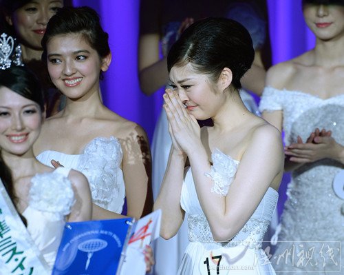 日本选美小姐获得第一名后落泪