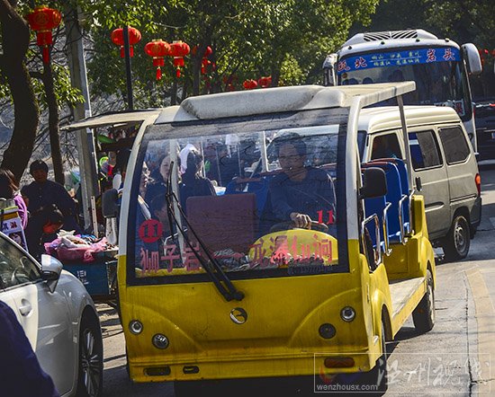 龙瀑仙洞非公路用旅游观光车堵路